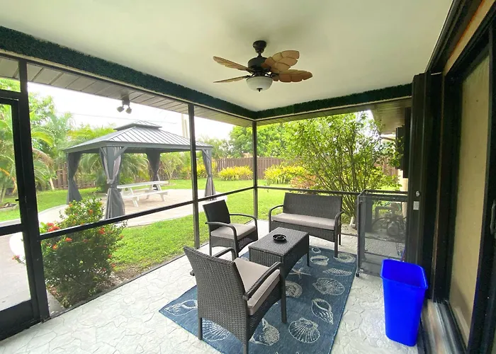 Cozy Coral Cottage With Tiki Hut, Mini Golf, Arcade And Grill