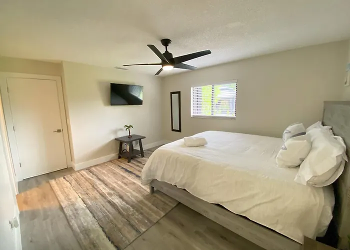 Cozy Coral Cottage With Tiki Hut, Mini Golf, Arcade And Grill