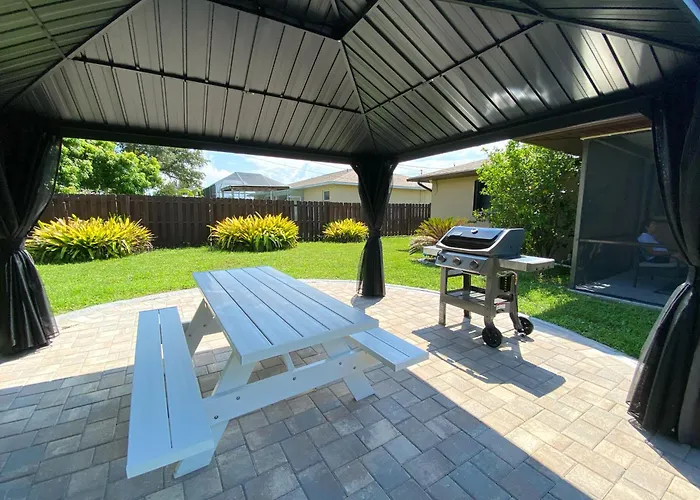 Cozy Coral Cottage With Tiki Hut, Mini Golf, Arcade And Grill