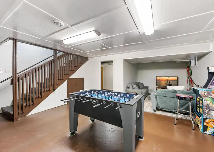 Scandia- Secluded Home, Walk To Marina, Game Room & Hot Tub