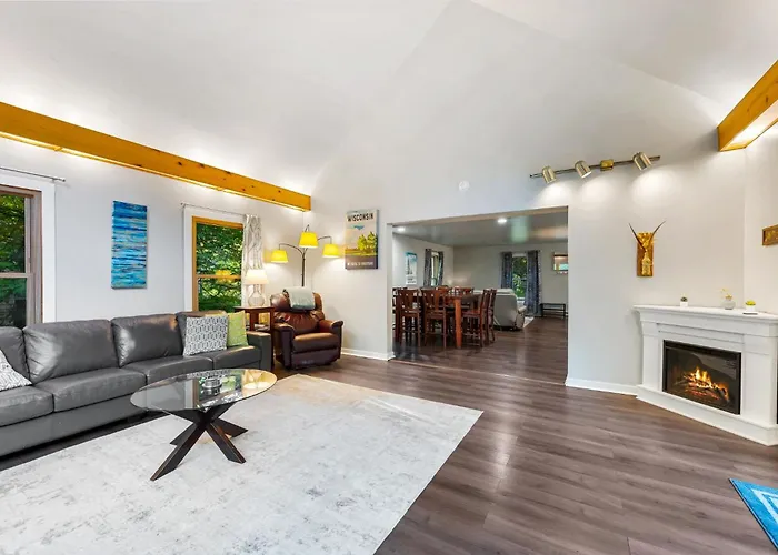 Scandia- Secluded Home, Walk To Marina, Game Room & Hot Tub