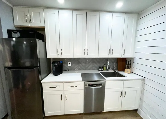 Luxury Condo With Garage Parking And Pool