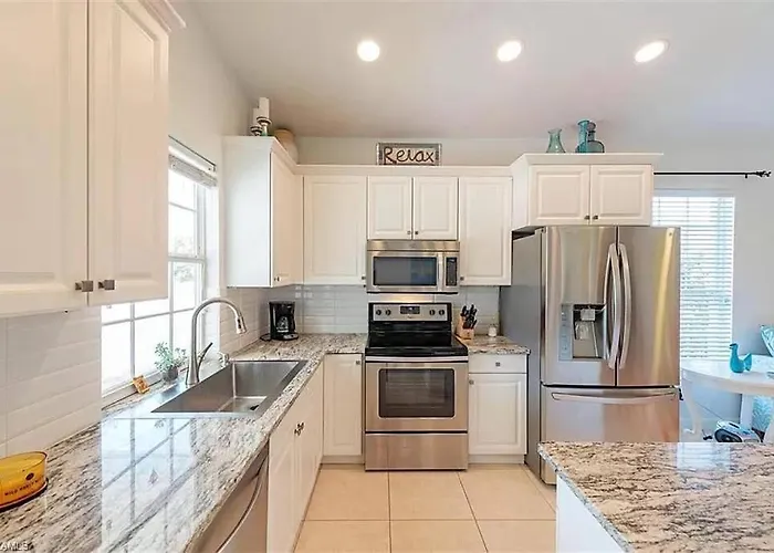 Discreet Retreat, Modern Home With Private Backyard