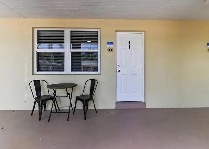 Lovely 1 Bedroom Steps From The Beach