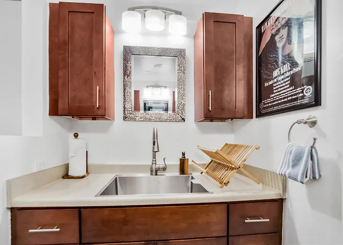 Kona Islander Inn - Prime Downtown Location With Hot Tub, Pool & Beach