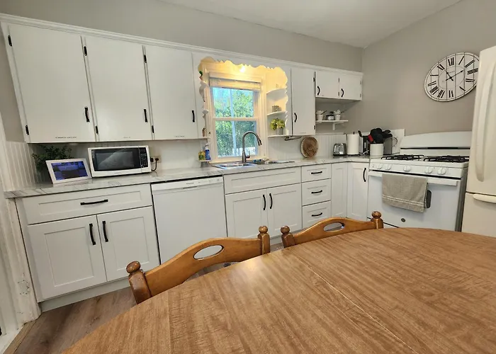 Cozy Neutral Farmhouse, Coffee Provided, Relaxation Optional