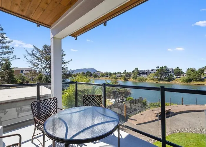 Seaside Waterfront Condo Walking To Downtown And Beach