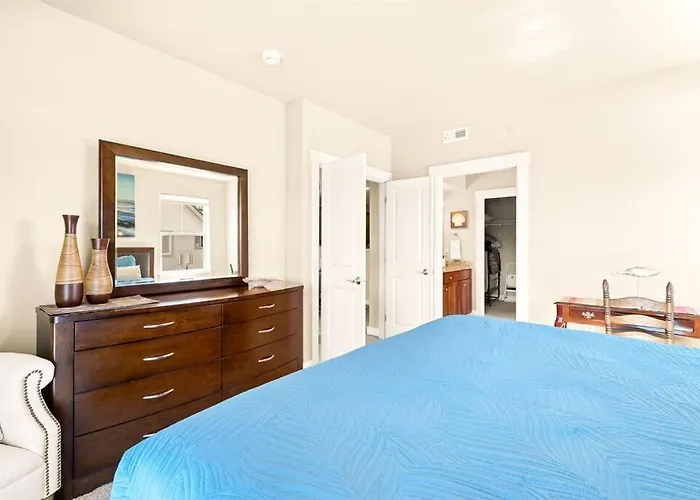 Seaside Waterfront Condo Walking To Downtown And Beach