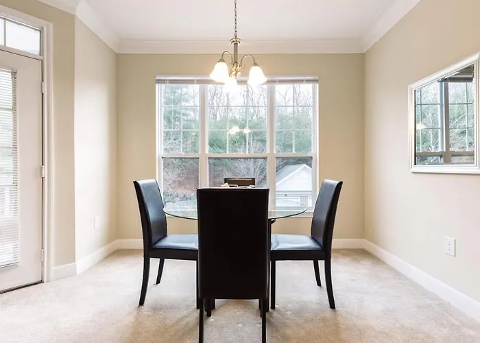 Spacious Apt With Private Balcony