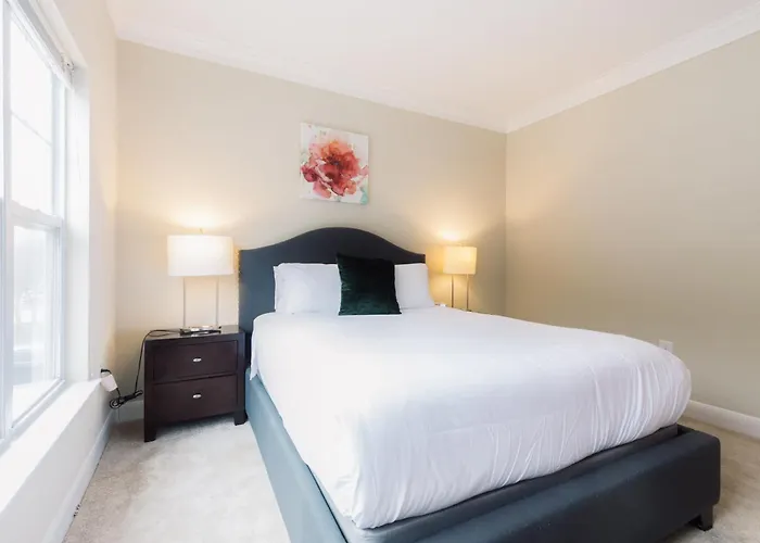 Spacious Apt With Private Balcony
