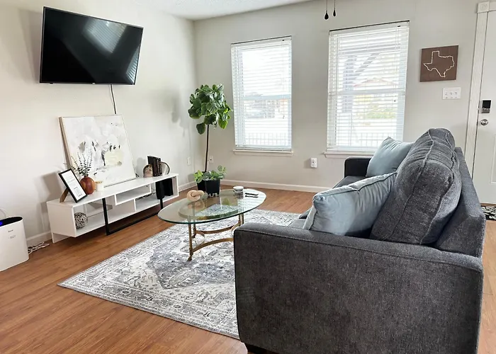 2 Bed 2 Bath Modern Farmhouse In Old Town Spring