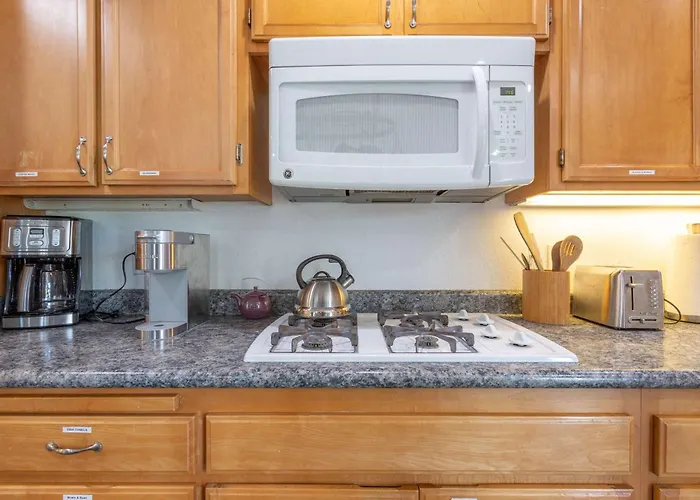 Charming Dog-Friendly Home Next To Regional Park