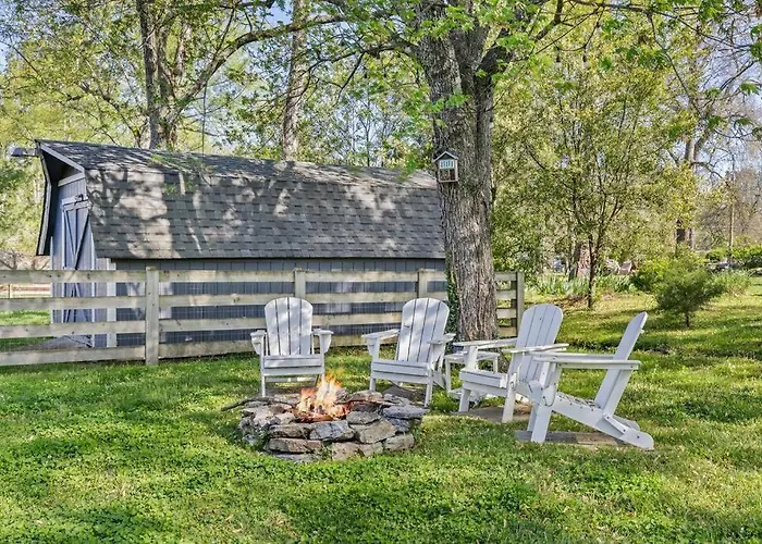 The Franklin Farmhouse, 1-Acre Country Retreat Near Historic Downtown Franklin