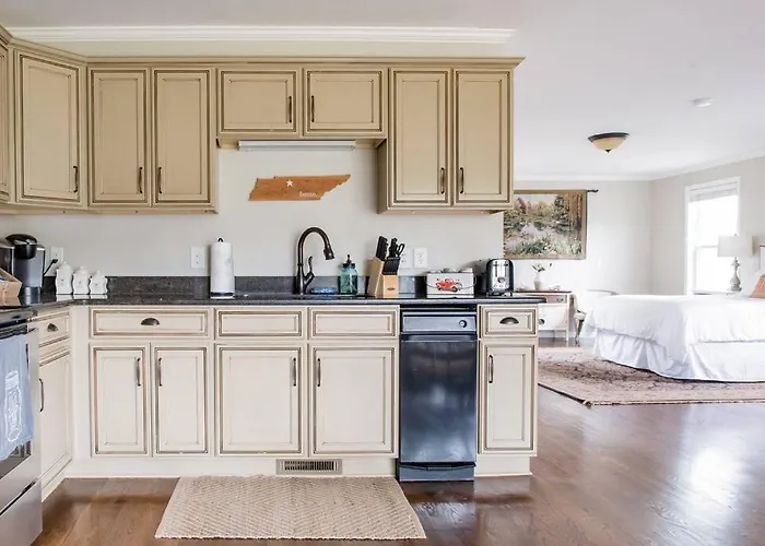The Franklin Farmhouse, 1-Acre Country Retreat Near Historic Downtown Franklin