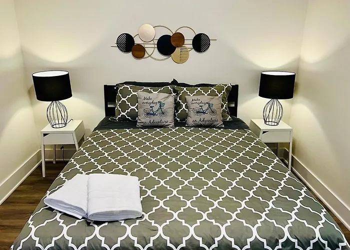 Apt 2 Bedrooms 2 Full Baths Free Parking & Free Laundry In Unit