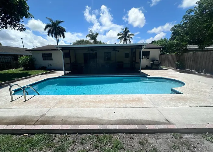 Whole House+Renovated+Pool+Lanai+Bbq+Close To All