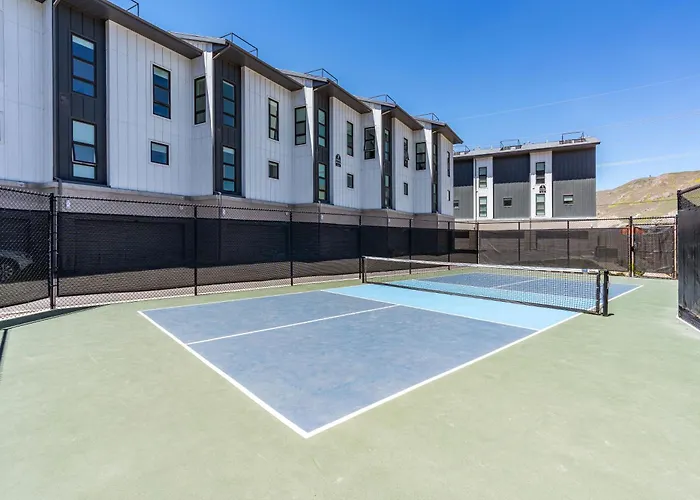 Deluxe Designer 1BR Gym Pool HTub