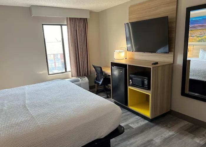 Days Inn By Wyndham Tulsa Central