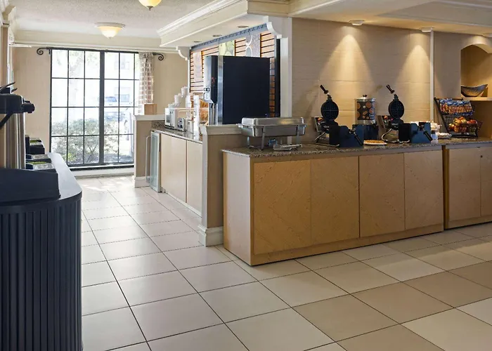 La Quinta Inn By Wyndham Pittsburgh Airport
