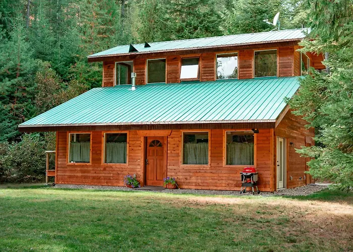 Private Two-Cabin Retreat Near Silverwood Theme Park - Sleeps 15