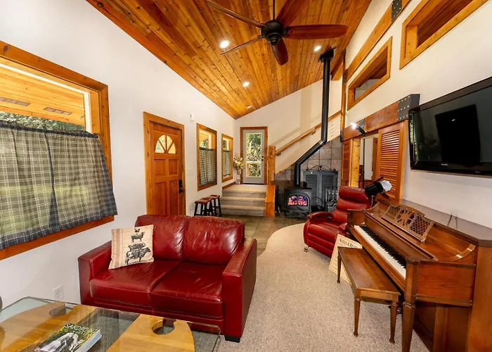 Cozy Cedar Cabin Near Silverwood Theme Park - Sleeps 5 - Quiet & Private
