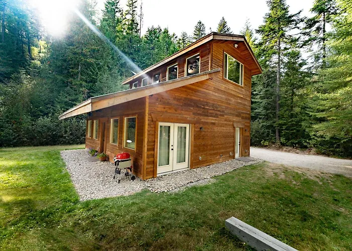 Cozy Cedar Cabin Near Silverwood Theme Park - Sleeps 5 - Quiet & Private