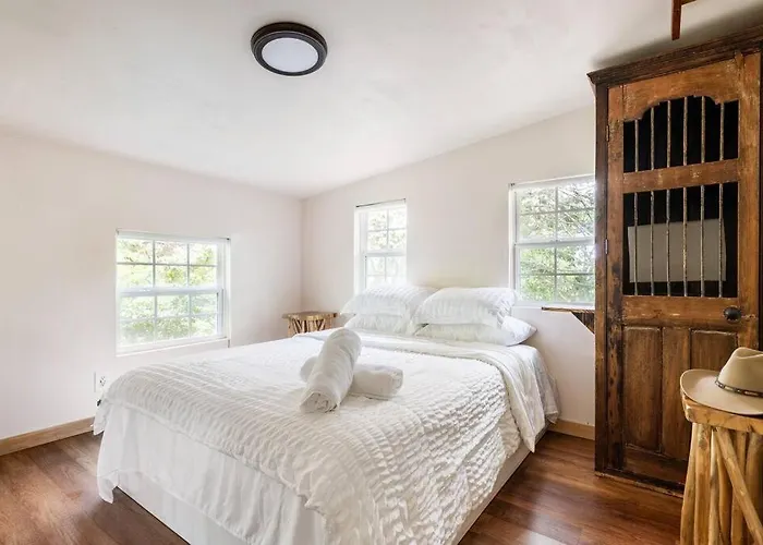Cozy Coop Casita - Lake Travis-Hot Tub-Tiny House