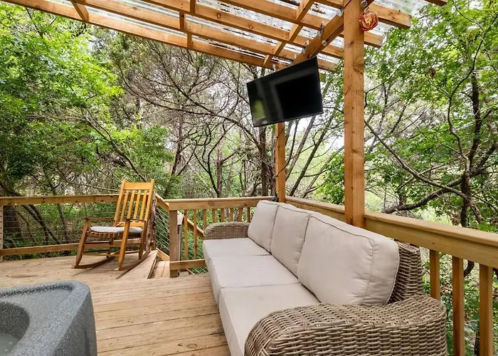 Cozy Coop Casita - Lake Travis-Hot Tub-Tiny House