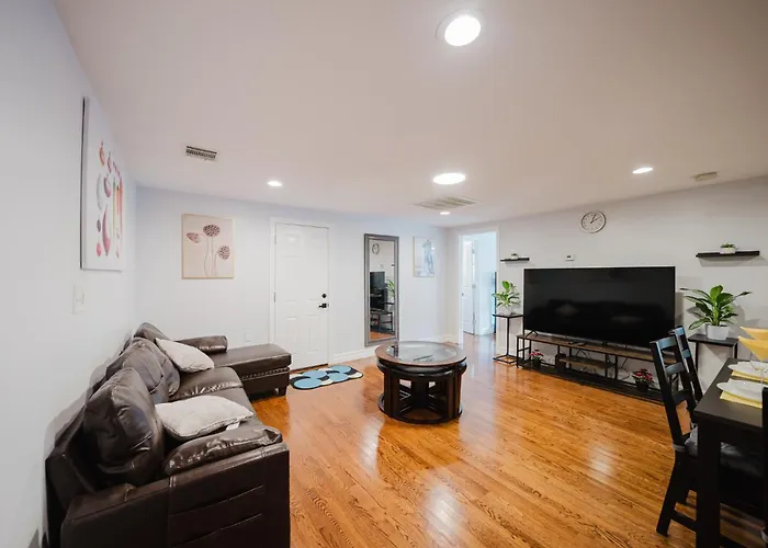 Apt 2Br Quincy Hideout W Balcony, Bathtub, Tv Near Wollaston Beach 74L