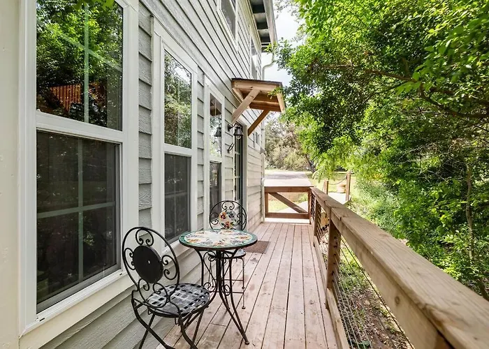 Cozy Coop Casita - Lake Travis-Hot Tub-Tiny House