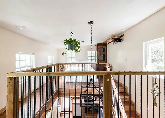 Cozy Coop Casita - Lake Travis-Hot Tub-Tiny House
