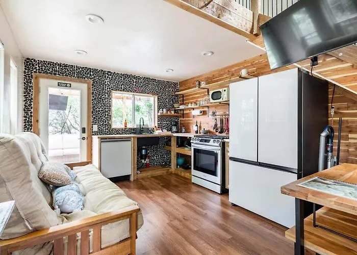 Cozy Coop Casita - Lake Travis-Hot Tub-Tiny House