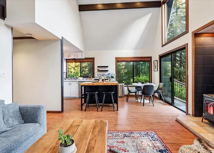 Magic Mountain Manor - Spacious Mountain Retreat