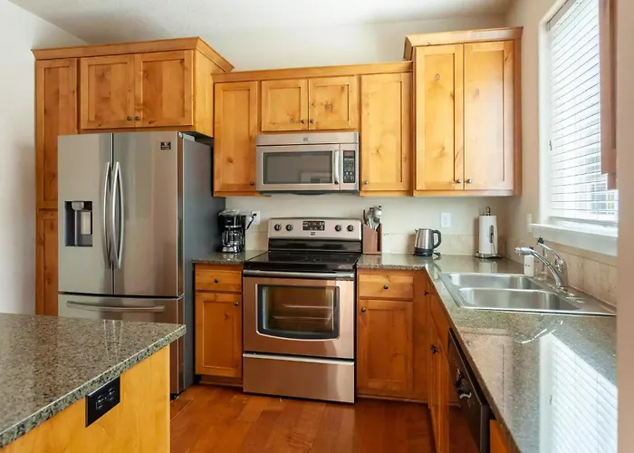 Family Friendly 3 Story Townhouse With Workspace