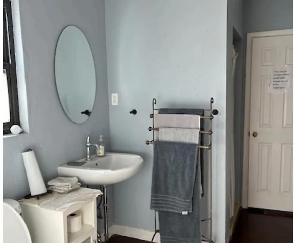 Private Room With Private Bath, Entrance And Kitchenette