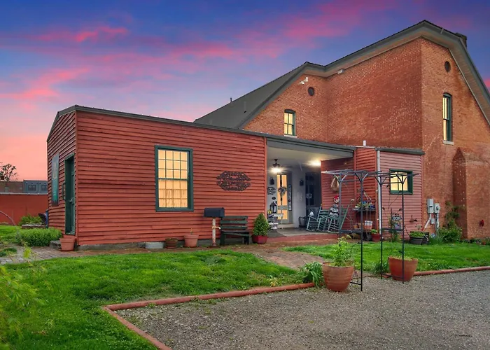 ​Dickinson Room At Main Street Bed & Breakfast