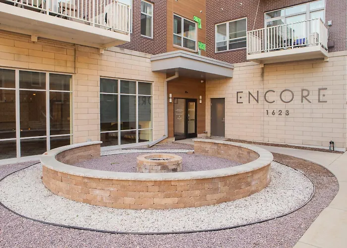Brady St Oasis - Walkable & Quiet Neighborhood + Private Balcony - Sleeps 5