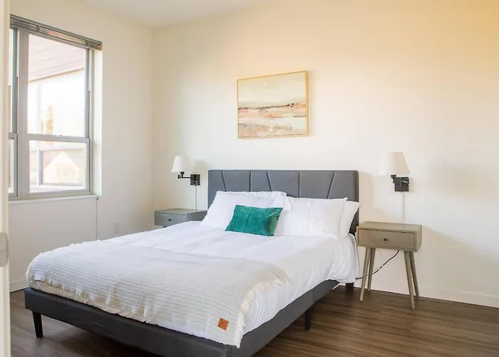 Brady St Oasis - Walkable & Quiet Neighborhood + Private Balcony - Sleeps 5