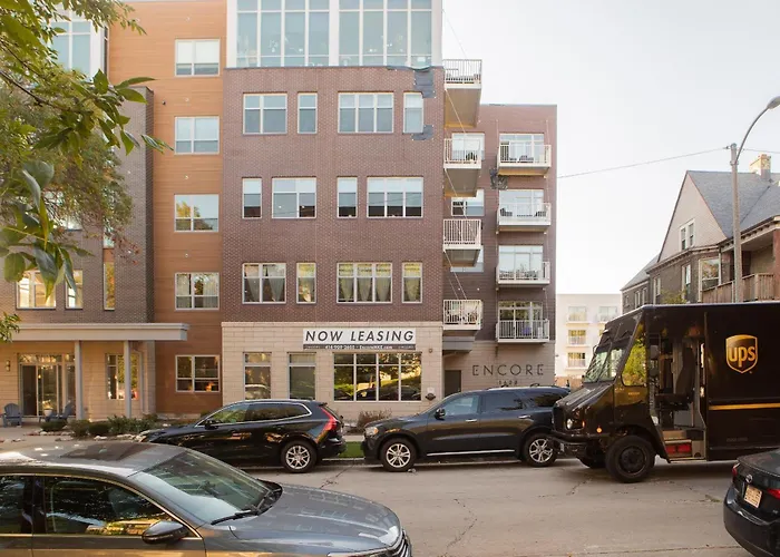 Brady St Oasis - Walkable & Quiet Neighborhood + Private Balcony - Sleeps 5