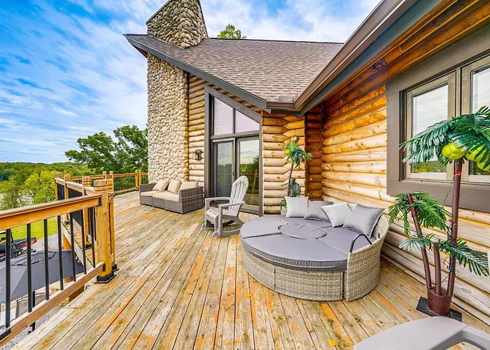 Fox River Luxury Estate: Pool, Sauna & Eagle Views