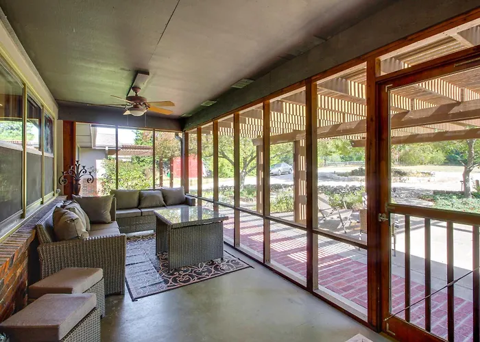 Kansas Gem W/ Fire Pit & Views: 10 Mi To Dtwn!