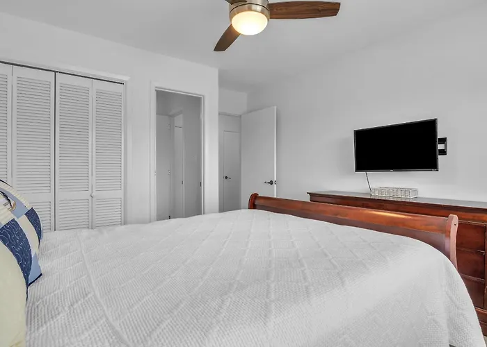 Beach Getaway Among The Oaks By Oak Island Accommodations