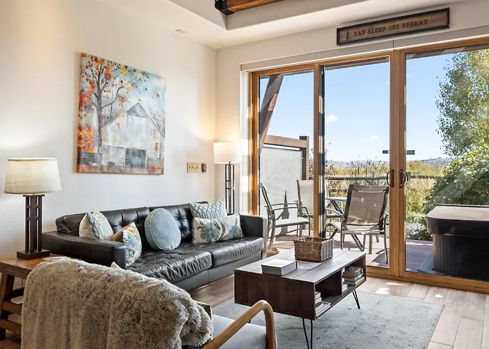 Iconic Stay For 6 10 Min Drive To Base, Full Kitchen, Private Hot Tub, Restaurants Nearby!