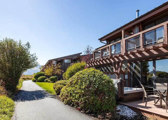 Iconic Stay For 6 10 Min Drive To Base, Full Kitchen, Private Hot Tub, Restaurants Nearby!