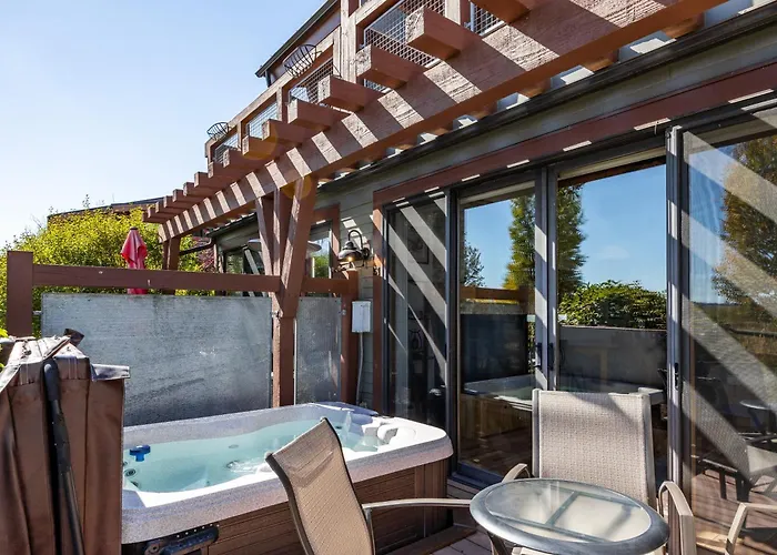 Iconic Stay For 6 10 Min Drive To Base, Full Kitchen, Private Hot Tub, Restaurants Nearby!