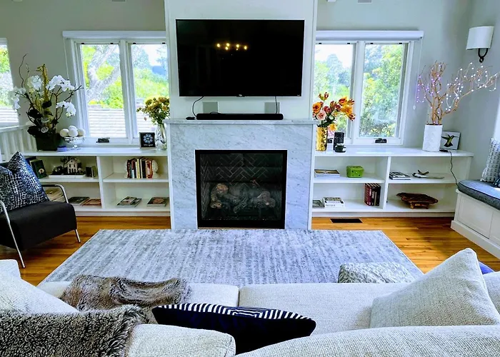 Gorgeous 3-Bdrm Home, Walk To Town And Beach