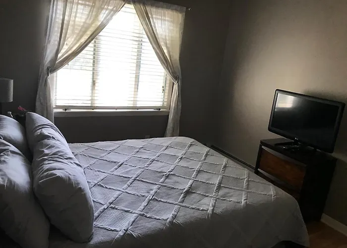 Family Friendly Spacious With Jacuzzi & Fireplace!