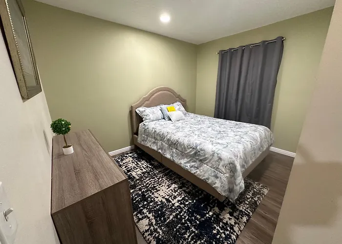 Amazing Duplex Close To Airport, Downtown