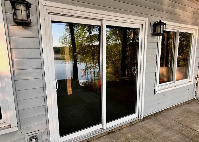 Beautiful Retreat On Sand Lake