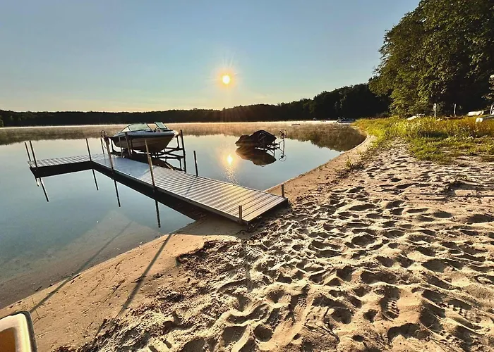 Beautiful Retreat On Sand Lake
